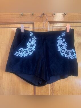 Free People Black Velvet High-Waist Shorts with Floral Embroidery Sz 4